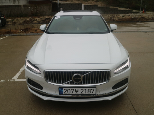 볼보 S90. 이상현 기자